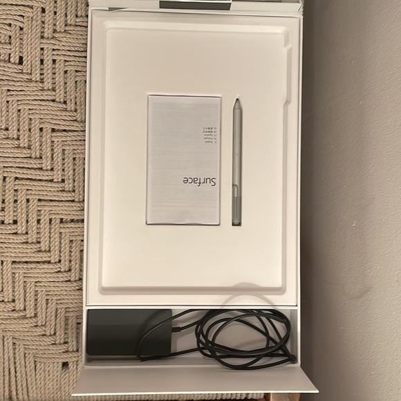 Microsoft Surface Pro 4 laptop. Box included. Like new - Picture 7 of 7